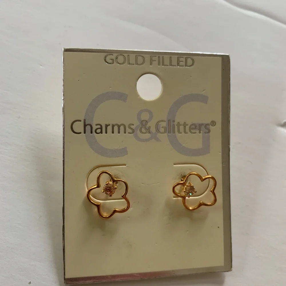Girls Gold gilled earrings.
